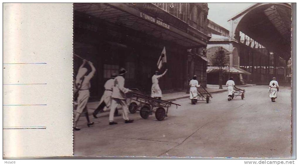 La CROIX ROUGE FRANCAISES. CARNET DE 12 C.P. DANS LA BATAILLE DE FRANCE 1944. JEEP. DRAPEAU F.F.I. - Croce Rossa