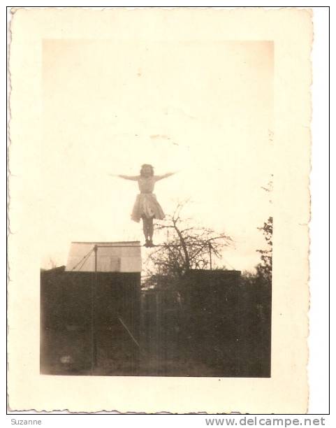 1945 - Jeune Femme En équilibriste à La Barre Fixe - Gymnastique