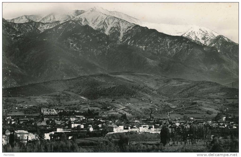 PRADES - Vue Générale Avec Au Fond Le Canigou - Prades