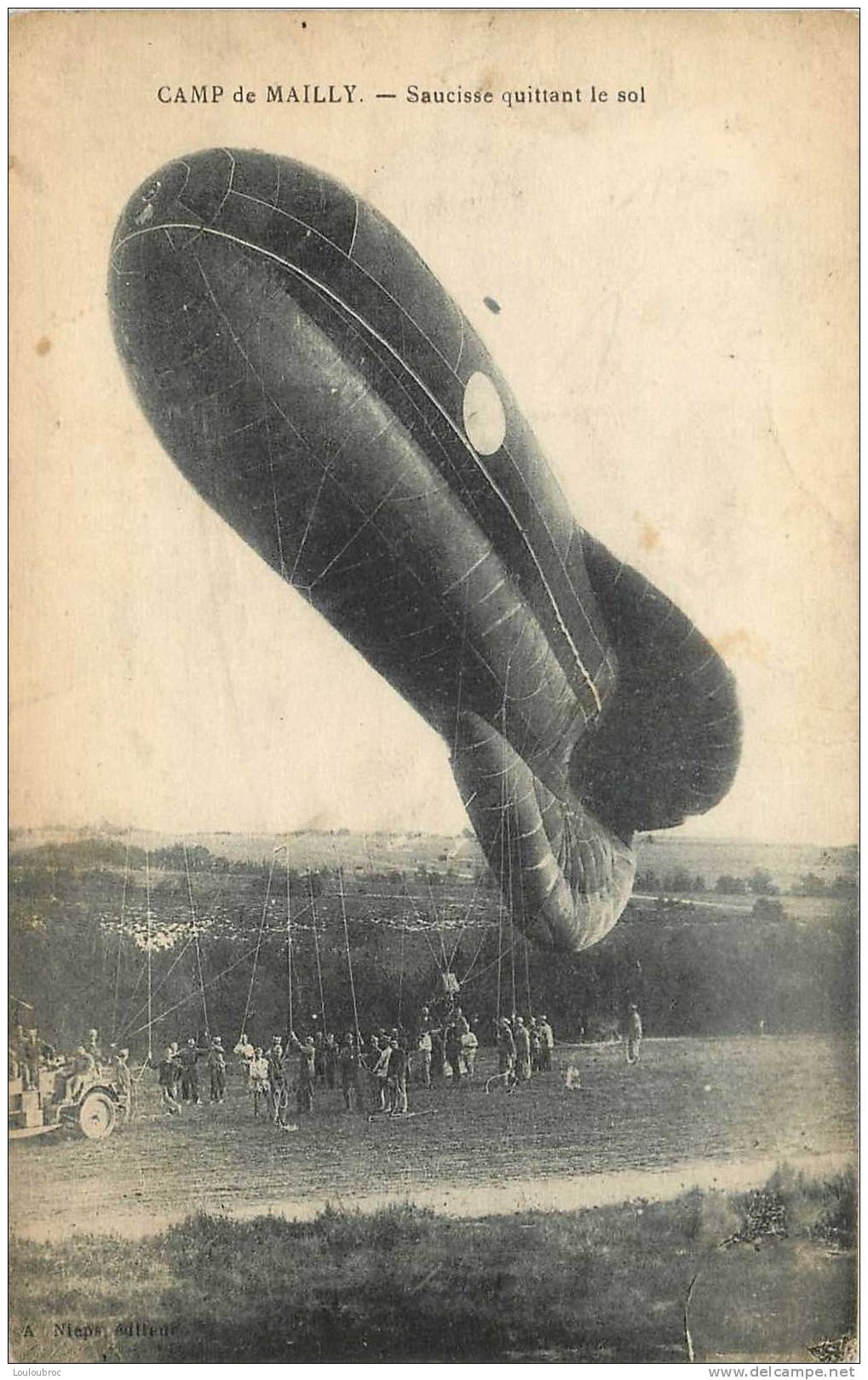 CAMP DE MAILLY DIRIGEABLE SAUCISSE QUITTANT LE SOL - Aeronaves