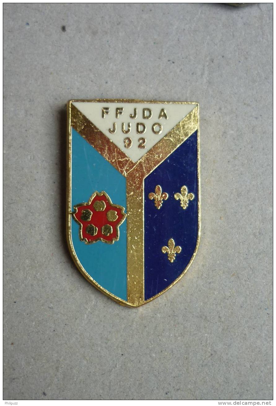 PIN'S FEDERATION FRANCAISE DE JUDO FFJDA 92 BLASON ECU ARMOIRIES Ile De France Ou Haut De Seine - Judo