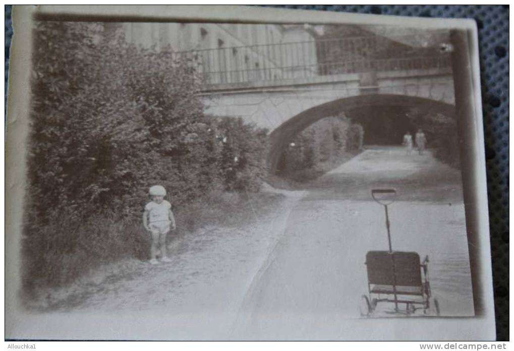 2 PHOTOGRAPHIES SEPIA &gt; JEUNE BAIGNEUR PARTI DE LA MAISON A LA MER AVEC SON EPUISETTE &gt;&gt;LIEU A  IDENTIFIER - Lieux