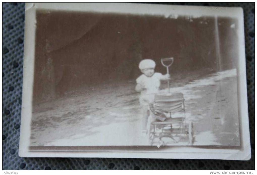 2 PHOTOGRAPHIES SEPIA &gt; JEUNE BAIGNEUR PARTI DE LA MAISON A LA MER AVEC SON EPUISETTE &gt;&gt;LIEU A  IDENTIFIER - Lieux