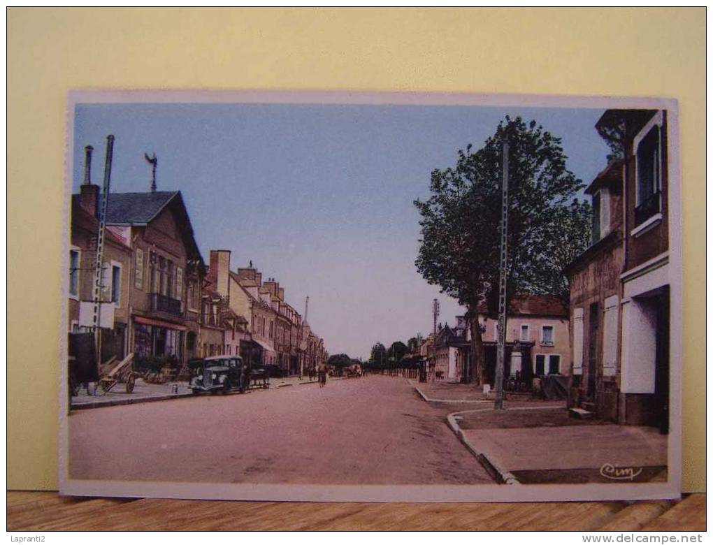 SAINT-AMAND-MONTROND (CHER) LES VOITURES. AVENUE JEAN-JAURES. - Saint-Amand-Montrond