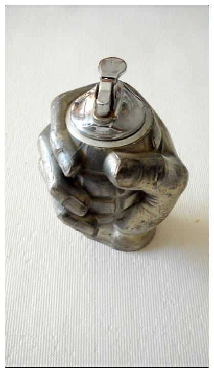 Briquet De Salon - Main Tenant Une Grenade  - - Other & Unclassified