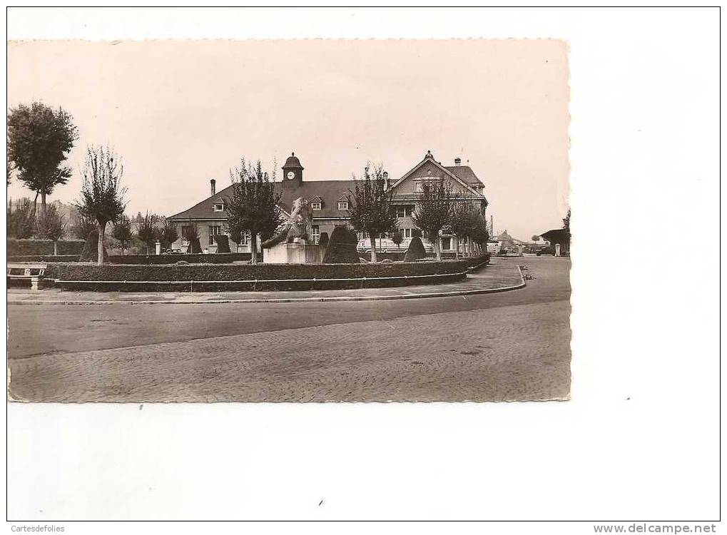 CARTE POSTALE DENTELEE .CPSM . ALLEMAGNE .  LAHR-STADT . PLACE DE LA GARE . EDITIONS DE LUXE. - Lahr