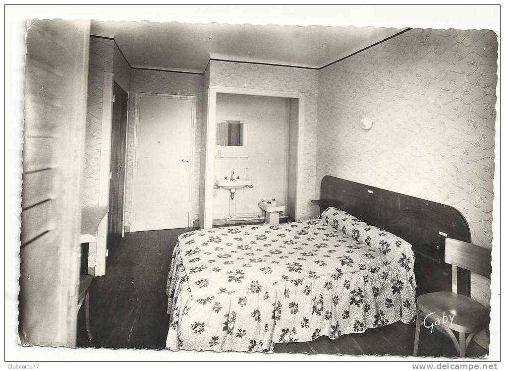 Iguiniel (56) : Intérieur D'une Chambre De L'Hôtel Restaurant Saint-Georges Env 1950. PHOTOGRAPHIE VERITABLE - Autres & Non Classés