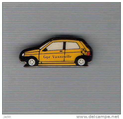 Pin´s   Automobile  RENAULT  Clio  Jaune  Garage  Vanneville - Renault