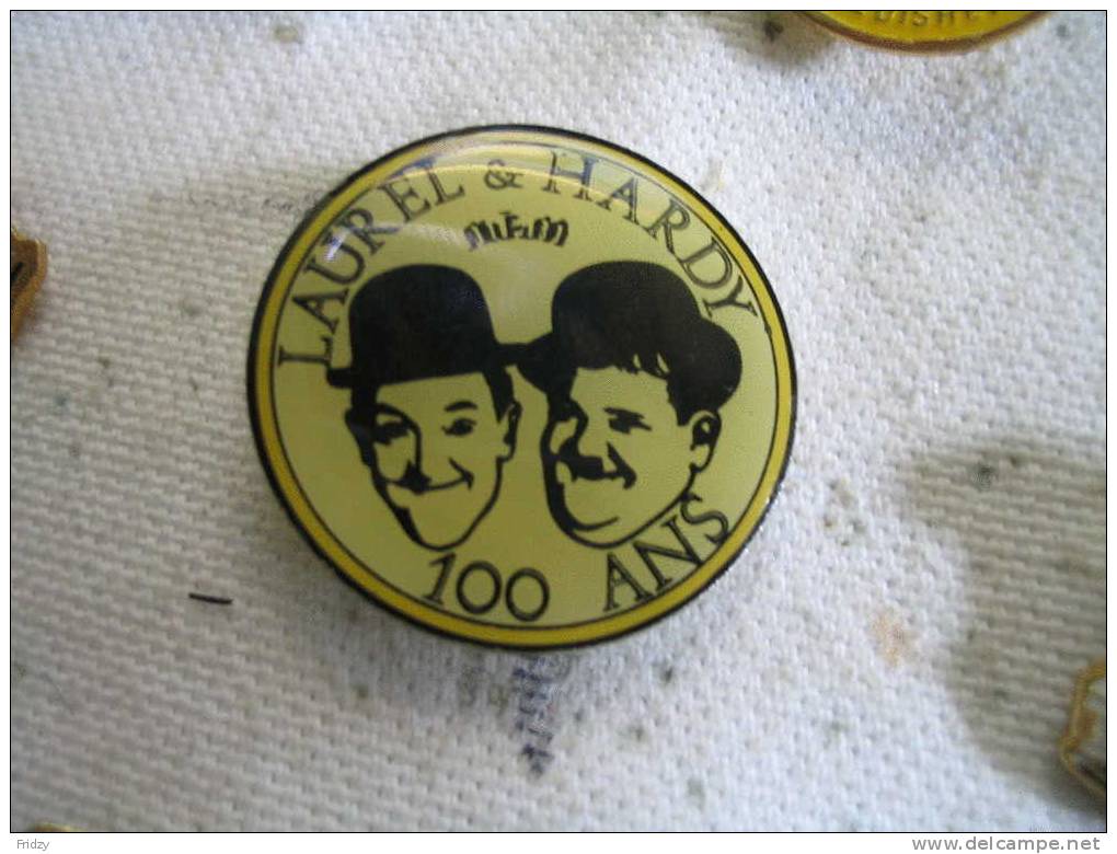 Pin´s Des 100 Ans De LAUREL Et HARDY - Personnes Célèbres