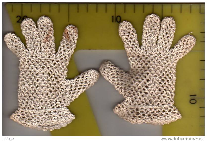 Une Paire De Gants De Baptème Entièrement Réalisés Au Crochet - 1900-1940