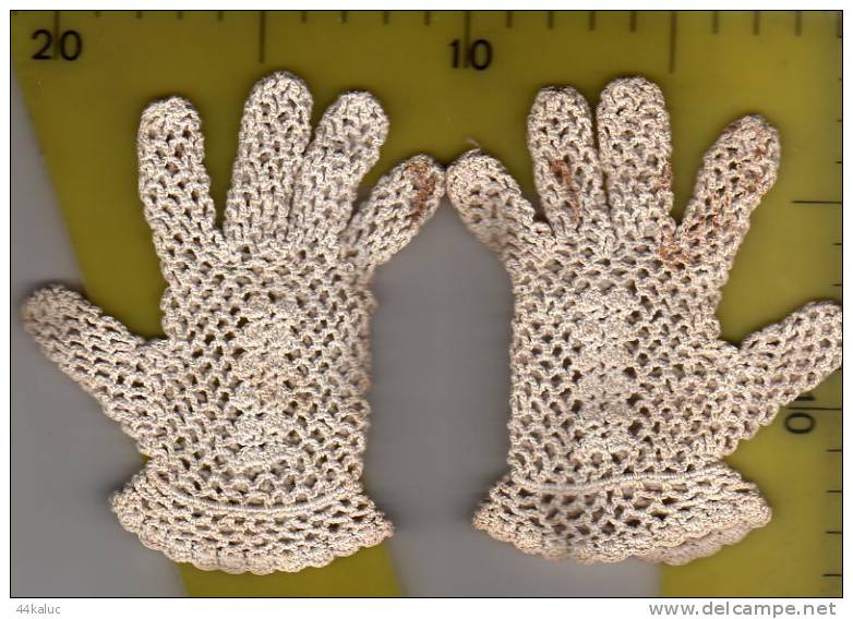 Une Paire De Gants De Baptème Entièrement Réalisés Au Crochet - 1900-1940