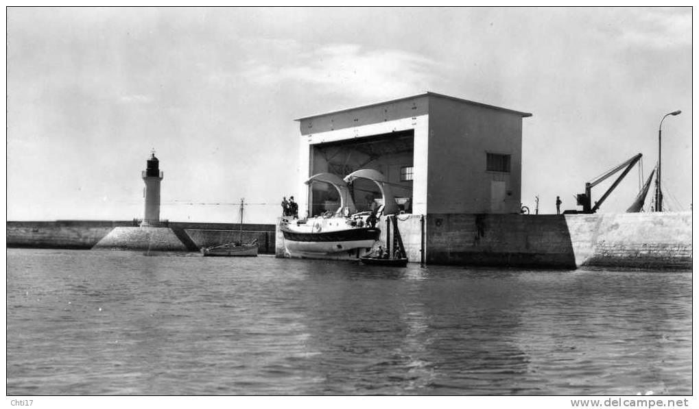 ILE D OLERON 1960  LA COTINIERE ABRIS ET CANOT DE SAUVETAGE   EDIT  ARJAC     CIRC  NON - Ile D'Oléron