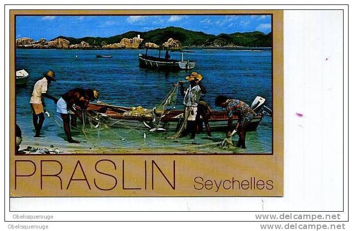 PRASLIN SEYCHELLES PECHEURS NETTOYANT LES FILETS ANIMATION 1987 - Seychelles