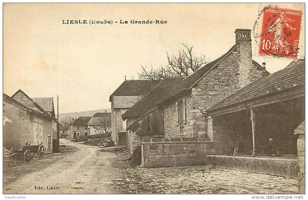 LIESLE : Fontaine De La Grande Rue. 2 Scans. Edition Cadet - Autres & Non Classés