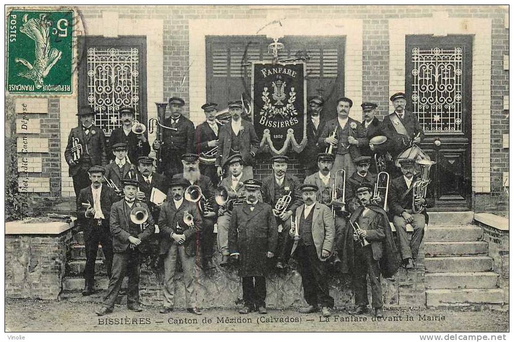 Calvados 14 98   Bissières Canton De Mézidon La Fanfare Devant La Mairie - Autres & Non Classés