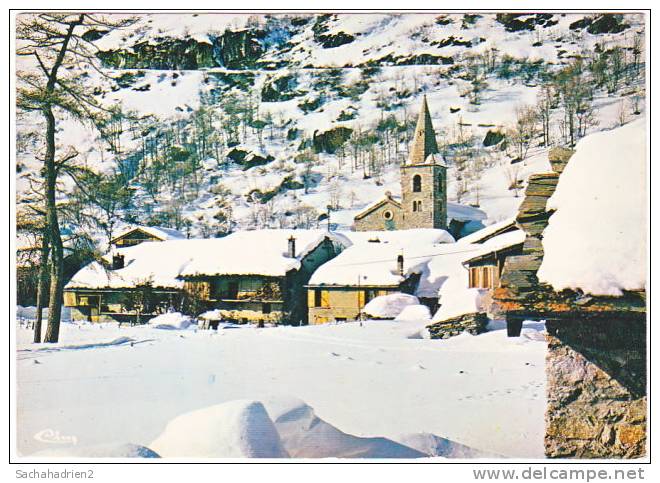 73. Cpsm. Gf. BONNEVAL-SUR-ARC. Le Village Blotti Près De Son église. 0157 - Bonneval Sur Arc