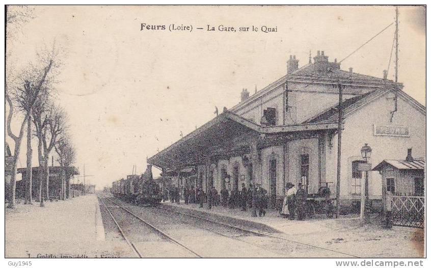 FEURS : La Gare , Sur Le Quai - Feurs