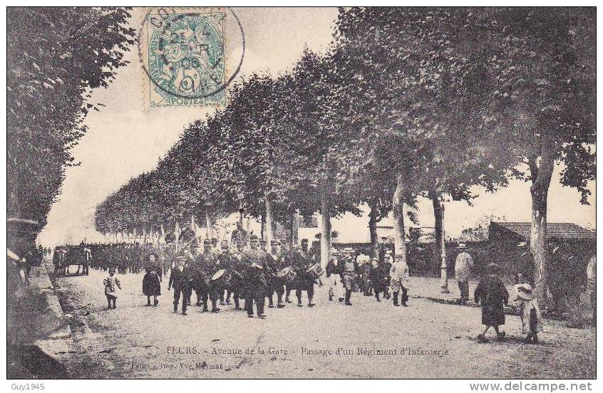 FEURS : Avenue De La Gare . Passage D'un Régiment D'Infanterie - Feurs