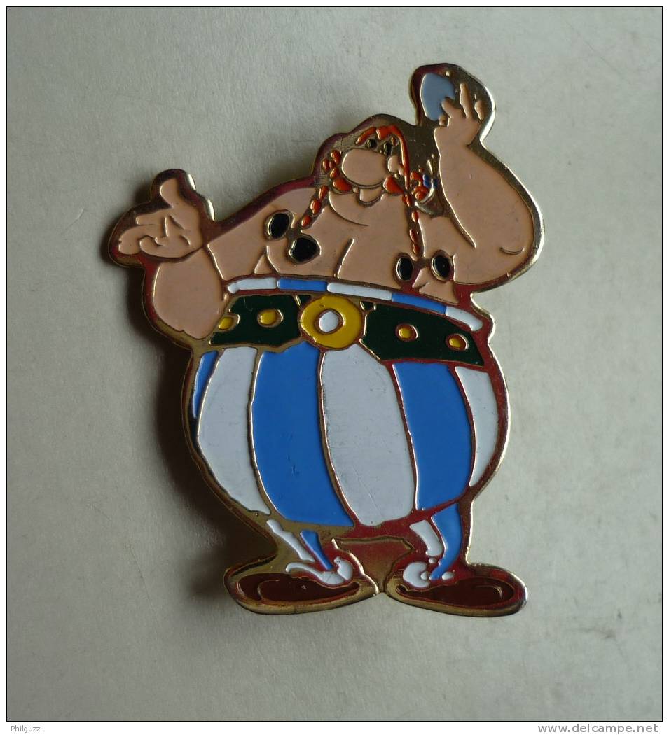 RARE BROCHE ASTERIX OBELIIX SALUANT 1978 DARGAUD (1) - Pin's