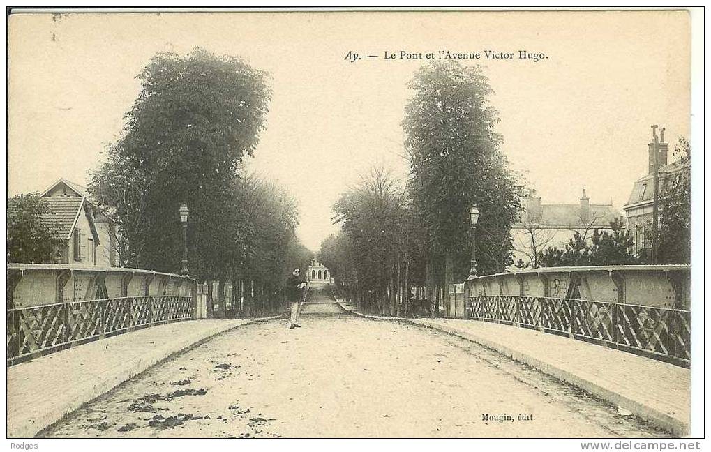 Dep 51 , Cpa AY , Le Pont Et L'avenue Victor Hugo - Ay En Champagne