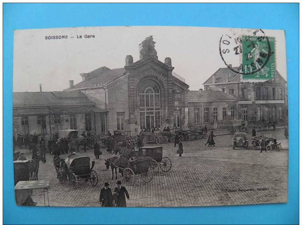 Dep02/R101:  SOISSONS Superbe Animation à La Gare Ext Avec  Nombreuses Automobiles Et Fiacres V1923 - Soissons