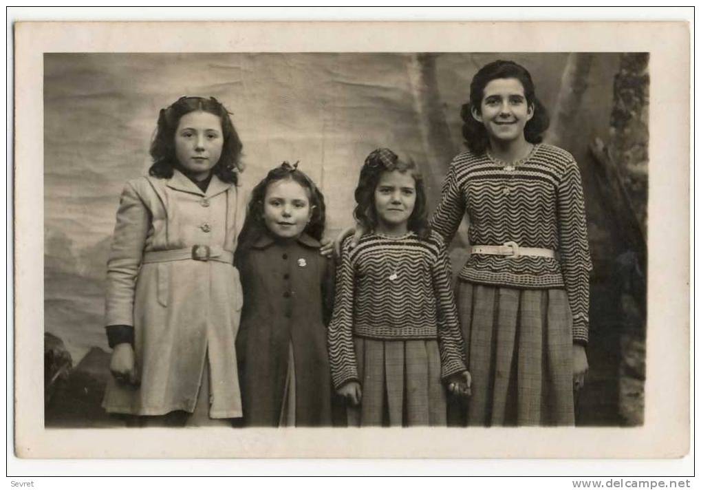 ILE-BOUCHARD.  Carte Photo Des Quatre Voyantes Et Livretrelatant Les Faits De Décembre 1947. - L'Île-Bouchard