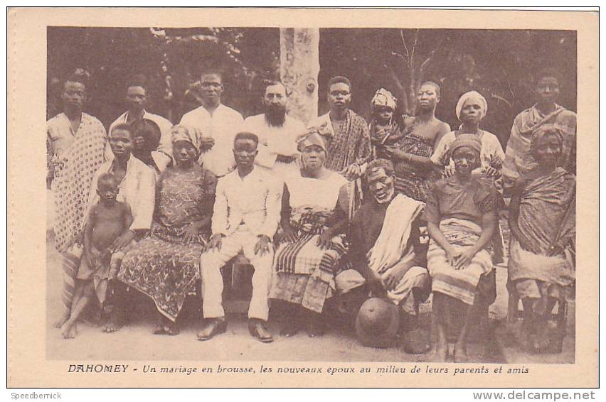 18100 DAHOMEY UN MARIAGE EN BROUSSE LES NOUVEAUX EPOUX AU MILIEU  PARents Amis. - Dahomey