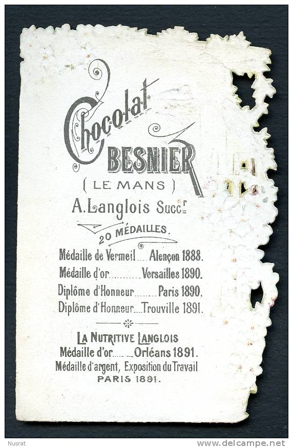 Le Mans, Chocolat Besnier, Jolie Chromo Ajourée, Jeune Fille Avec Chapeau Lisant Une Affiche, Myosotis, Oiseaux - Other & Unclassified