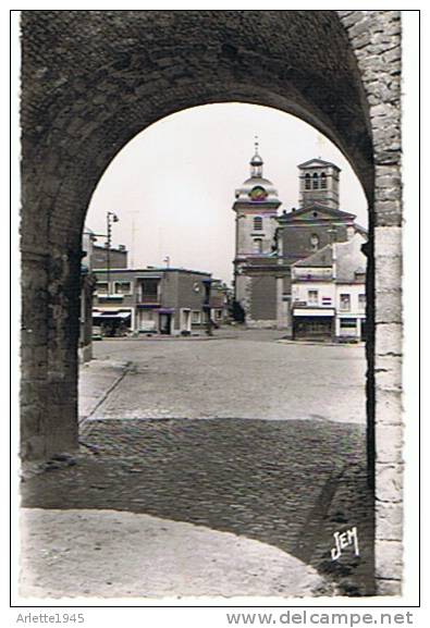 LE QUESNOY  Le Beffroi Et L'Eglise   59 (NORD) - Le Quesnoy