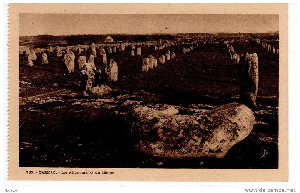 CPA-56-CARNAC-LES ALIGNEMENTS   DU MENEC-2 FEMMES EN COSTUMES REGIONALES AU LOIN - Dolmen & Menhirs