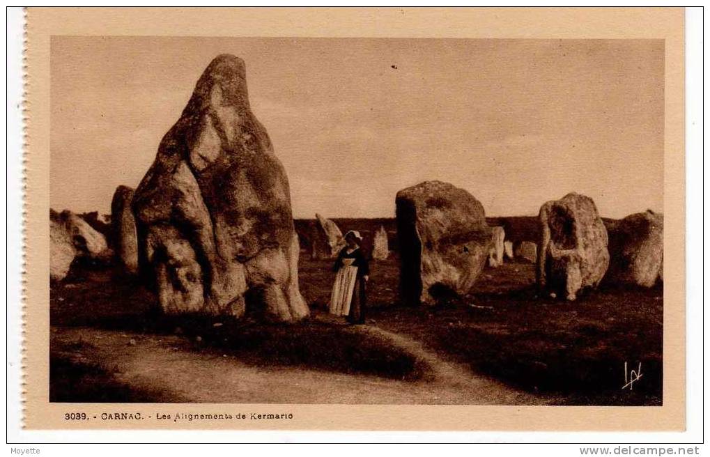 CPA-56-CARNAC- LES ALIGNEMENTS DE KERMARIO-ANIMEE-1 FEMME EN COSTUME REGIONAL - Dolmen & Menhirs