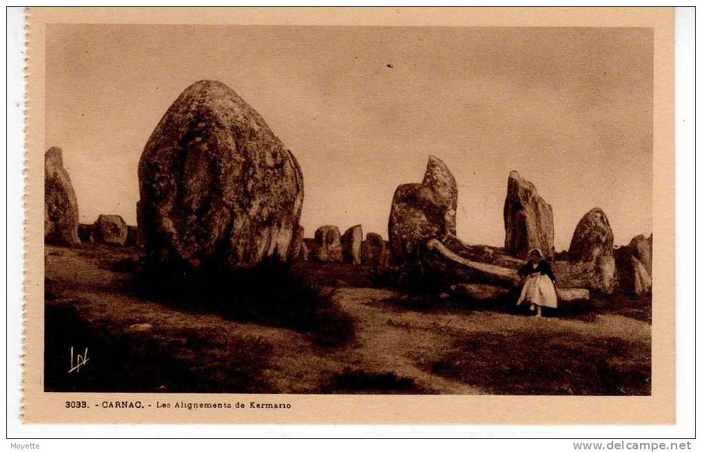 CPA-56-CARNAC- LES ALIGNEMENTS DE KERMARIO-AUTRE VUE-ANIMEE-1 FEMME EN COSTUME REGIONAL - Dolmen & Menhirs