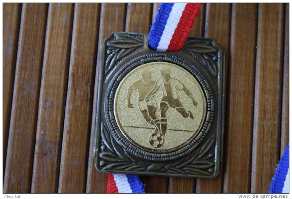 MEDAILLE DE FOOT-BALL COER 1991 - Habillement, Souvenirs & Autres