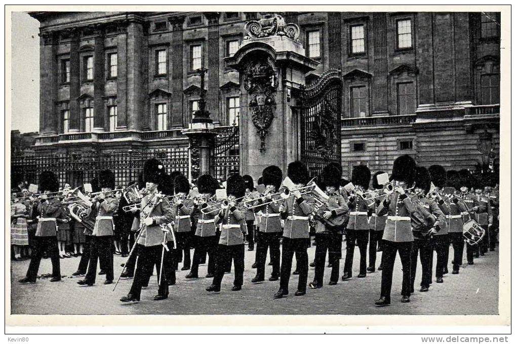 ANGLETERRE London Guards Band Leaving Buckingham Palace Cpa Animée - Buckingham Palace