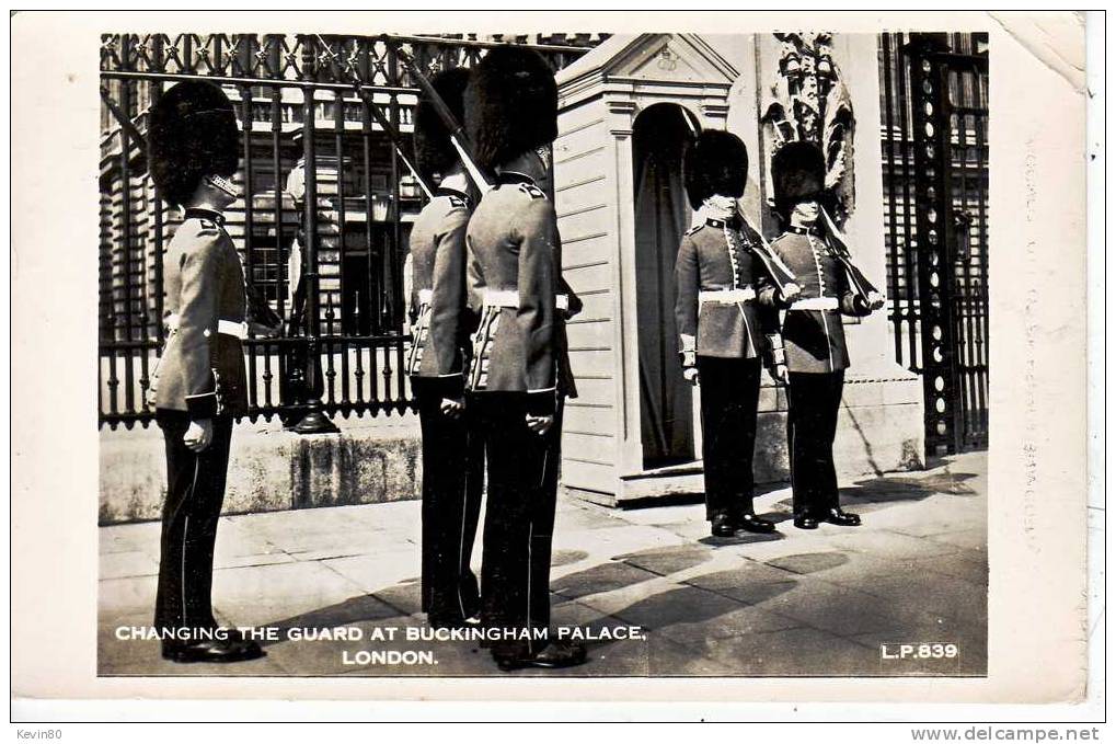 ANGLETERRE London Changing The Guard At Buckingham Palace Cpa Animée - Buckingham Palace