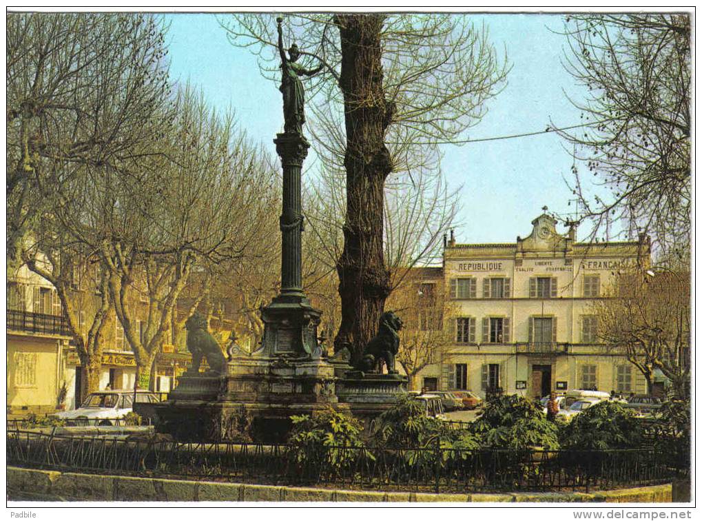 Carte Postale 83. Vidauban  La Place Et Le Monument  Trés Beau Plan - Vidauban