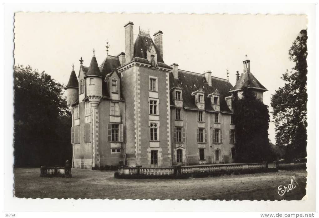 ST-JULIEN LARS. -  Le Château. CPSM 9x14 - Saint Julien L'Ars