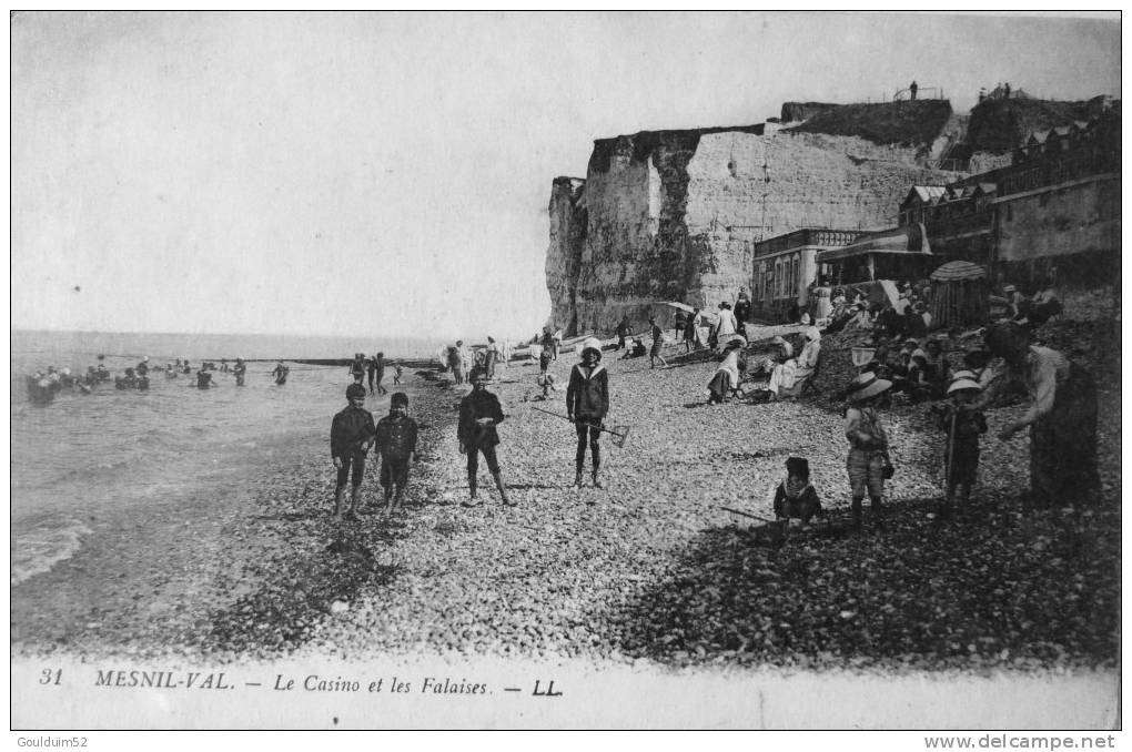 Le Casino Et Les Falaises - Mesnil-Val