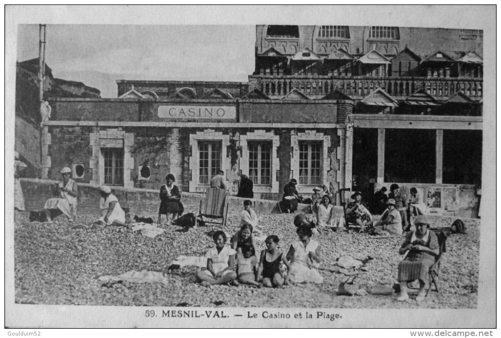 Le Casino Et La Plage - Mesnil-Val