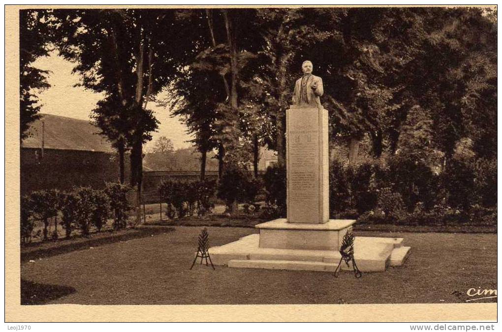 PICARDIE SOMME DOULLENS  - Monument Du Dr Joseph Voisselle 1878 - 1933 - Neuve - Doullens