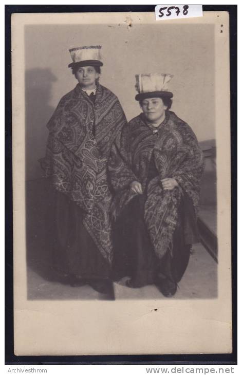 A Monthey, 2 Valaisannes En Costume : Mmes Louise Martin Et Laurence Voeffray ; Trous D'épingle (scan) (5578) - Monthey