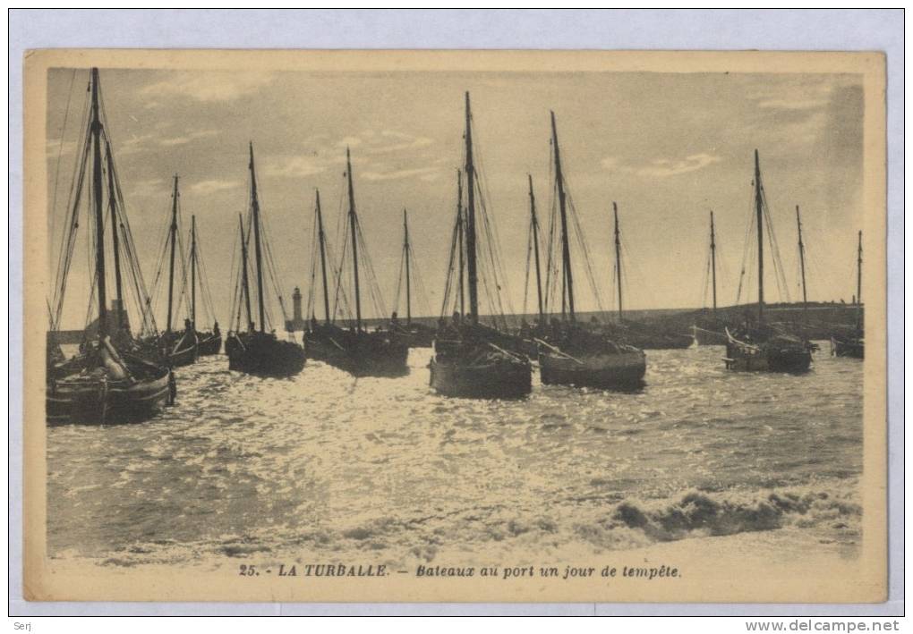 LA TURBALLE - Bateaux Au Port Un Jour De Tempête . Old PC. France. - La Turballe