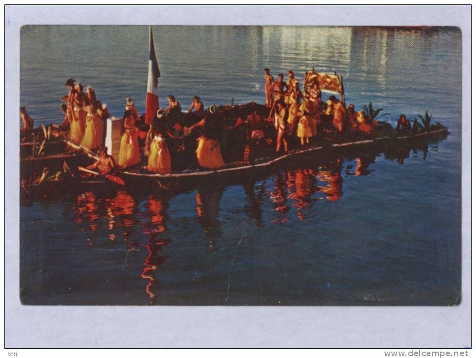 Papeete Tahiti . Concours De Pirogues Fleuries Pendant Les Fetes Du 14 Juillet .CPA . TAHITI . - Tahiti