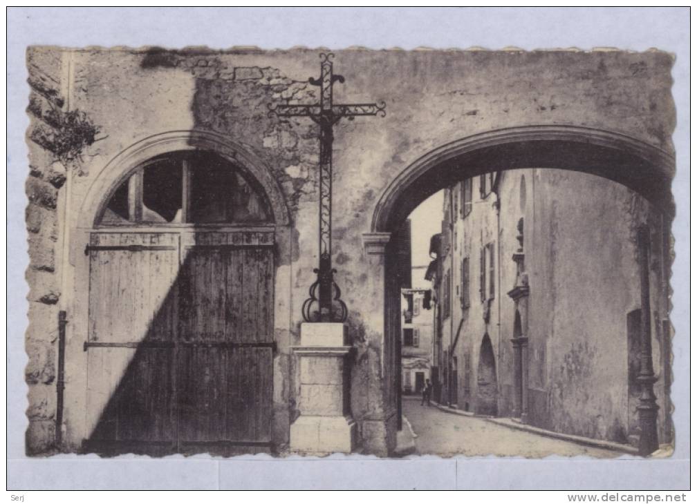 Antibes - Une Vieille Rue . CPA . FRANCE . - Antibes - Altstadt