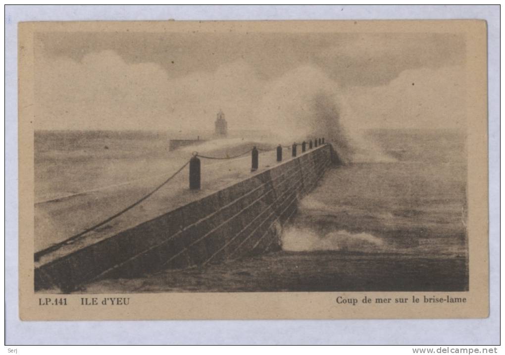 ILE D' YEU - Coup De Mer Sur Le Brise Lâme . CPA . FRANCE . - Ile D'Yeu