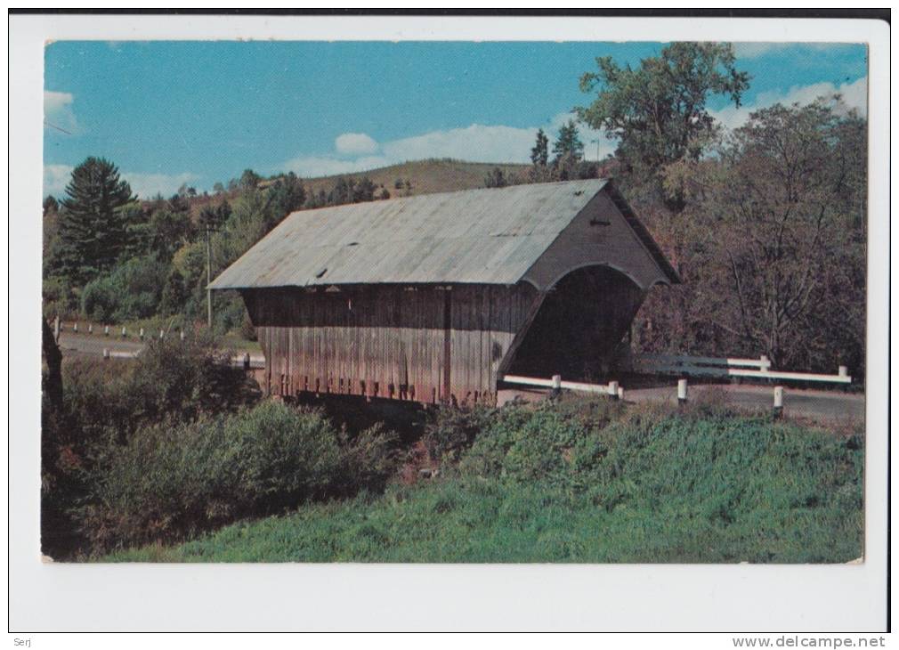 COVERED BRIDGE OVER THE PASSUMPSIC RIVER IN VERMONT . Old PC . USA - Sonstige & Ohne Zuordnung