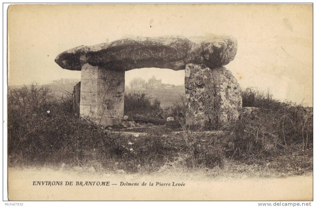 Environs De Brantome Dolmens De La Pierre Levée - Dolmen & Menhirs