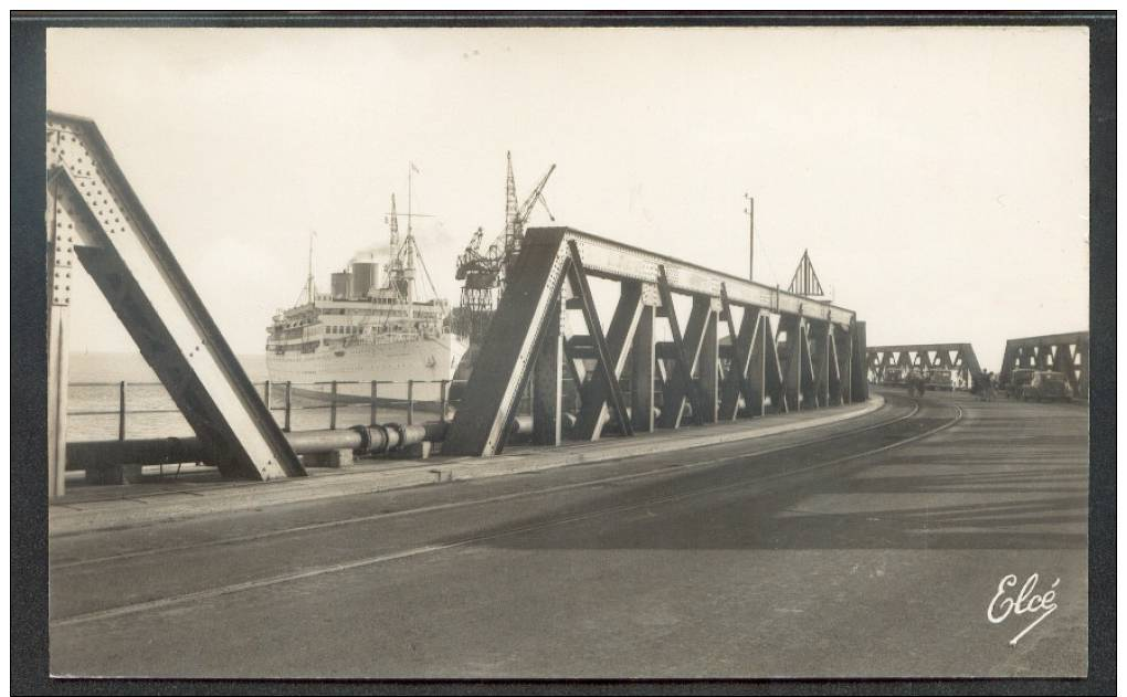 17 La Pallice La Passerelle Et Un Paquebot En Partance Accosté Au Mole D´Escale "Reina Del Pacifico" - La Rochelle