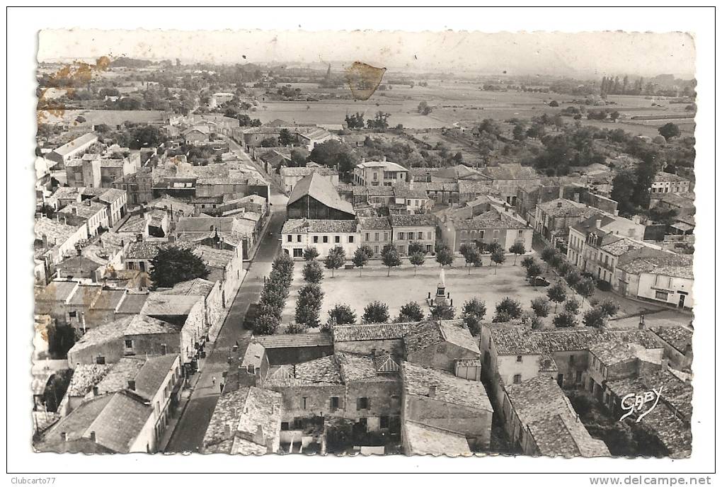 Marennes (17): Vue Aérienne Au Niveau De La Place Chasseloup-Laubat  En 1950(animé). - Marennes