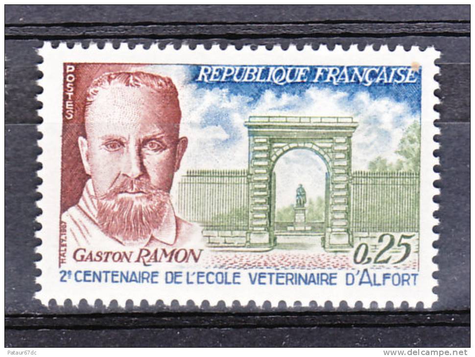 FRANCE / 1967 / Y&T N° 1527 ** : Ecole Vétérinaire (Gaston Ramon) - Gomme D'origine Intacte - Unused Stamps